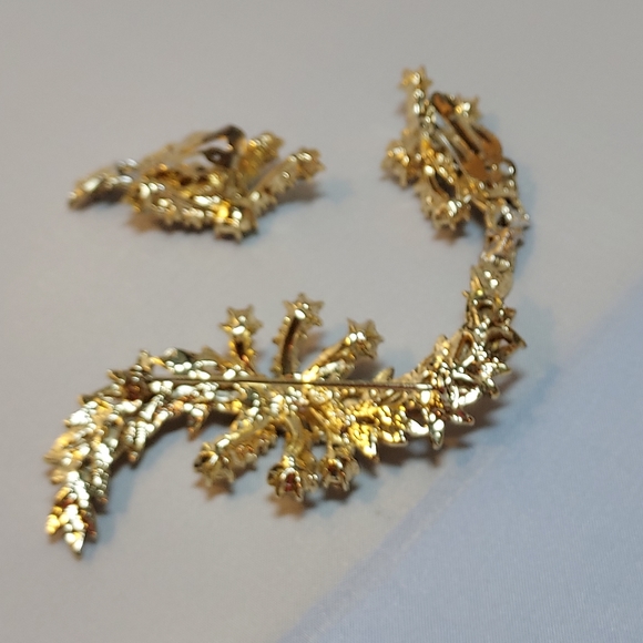 Beautiful  Har Hargo set of earrings and brooch. Goldtone - Picture 2 of 3